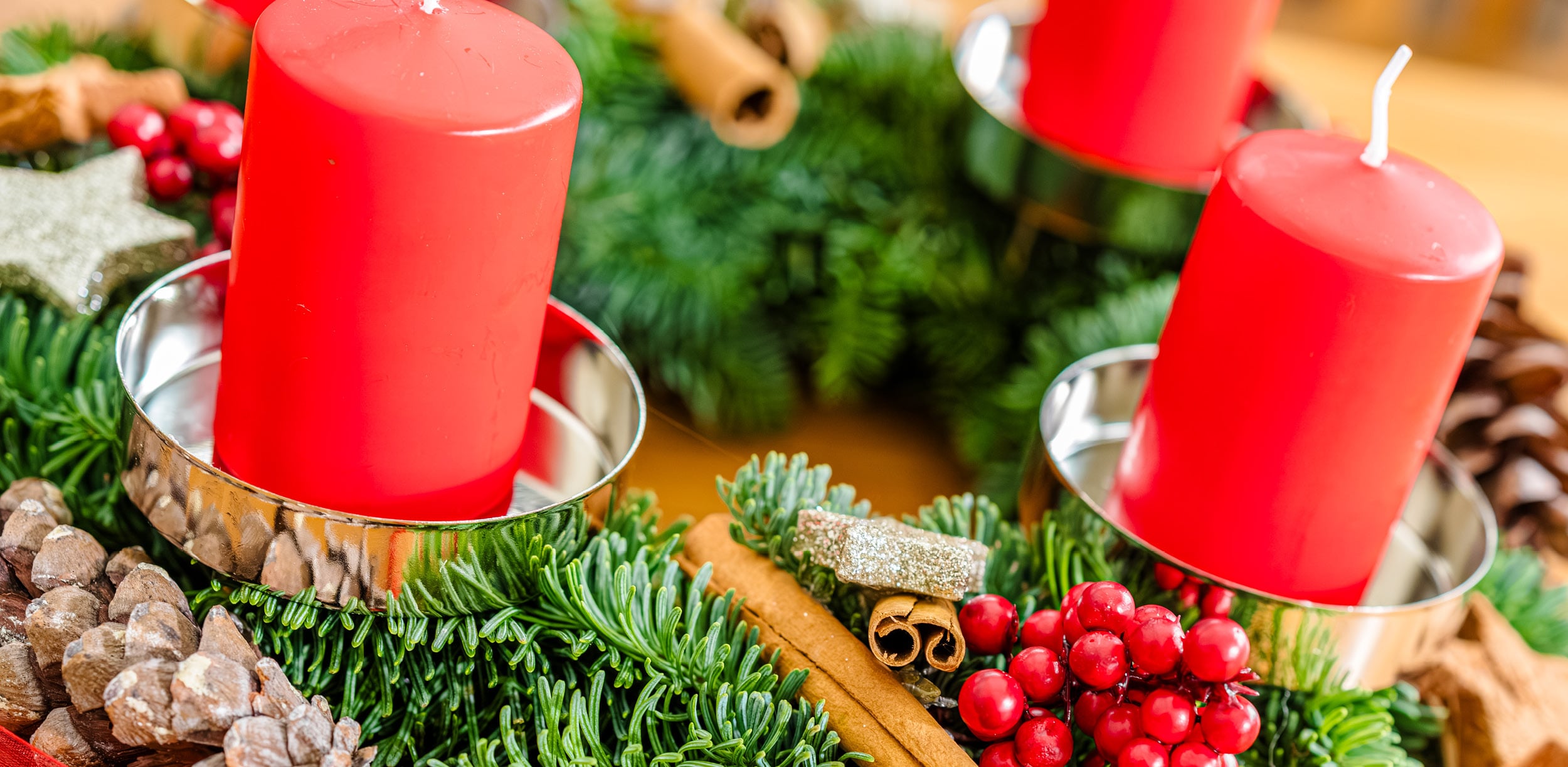 Adventskranz mit roten Kerzen