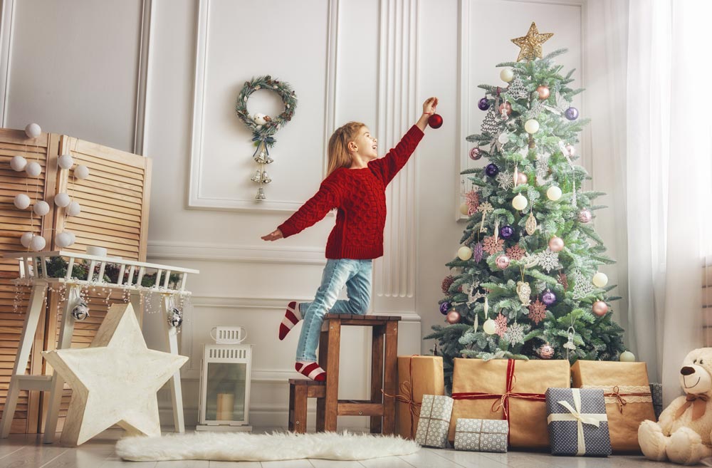 Weihnachtsbaum am Fenster aufstellen